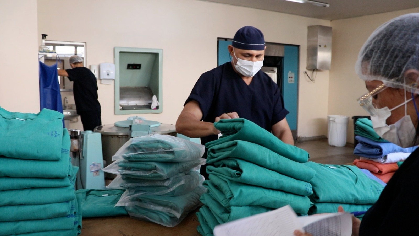 Equipe trabalhando na bancada de organização dos enxovais