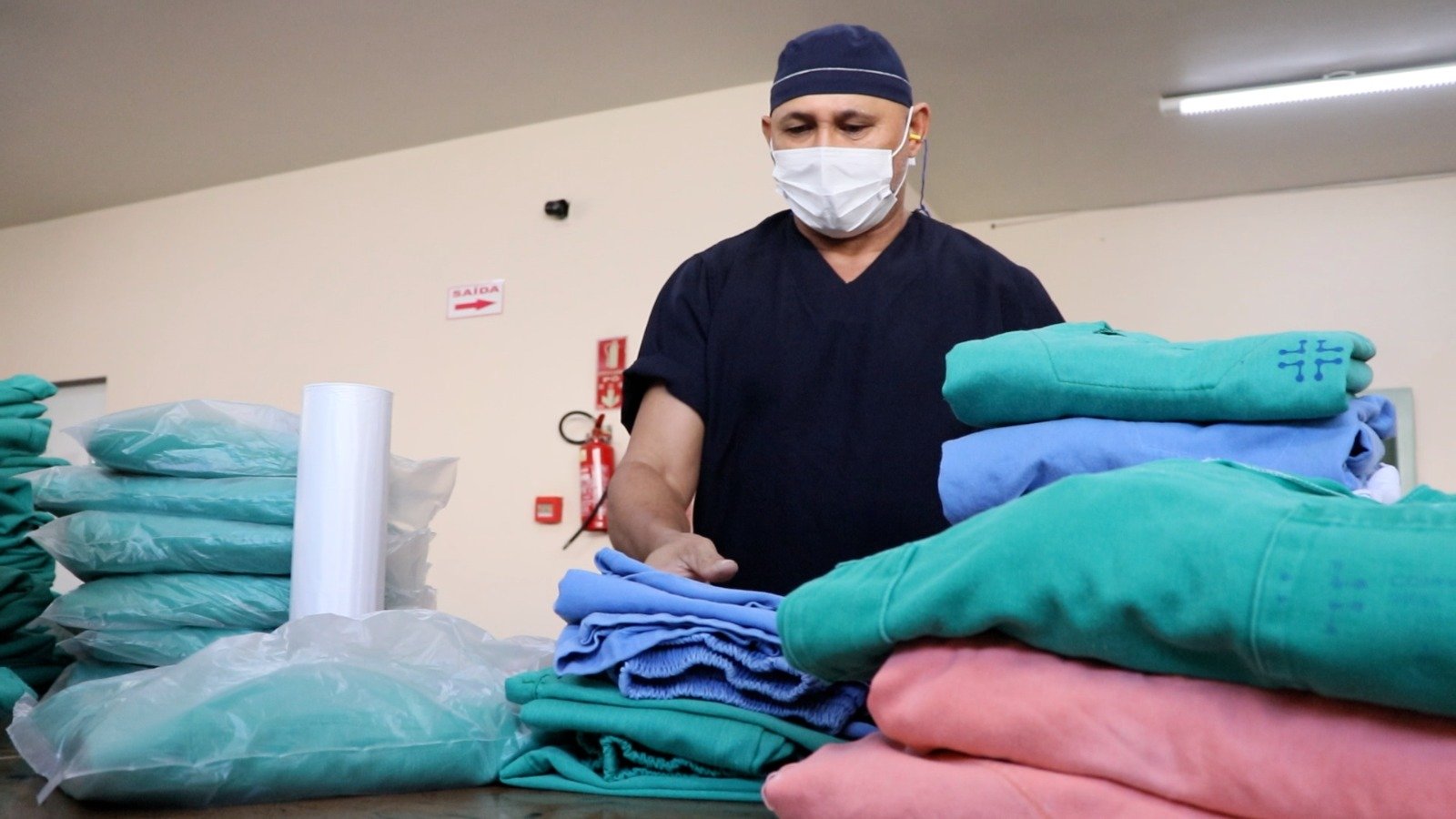 Colaborador organizando peças dobradas e embaladas