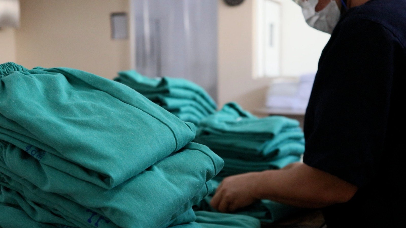 Detalhe dos enxovais verdes durante a organização